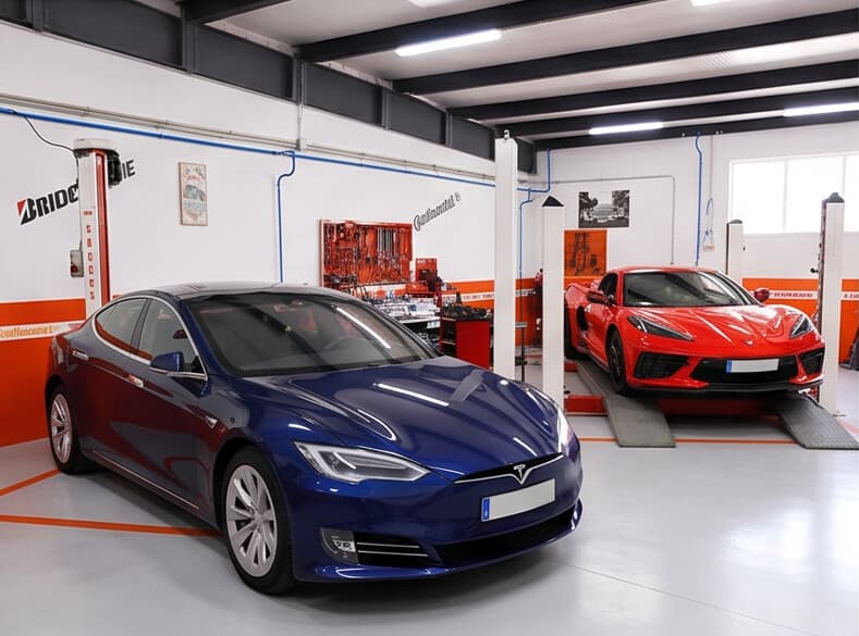 Cabina de pintura para el acabado de coches en el taller de Verín