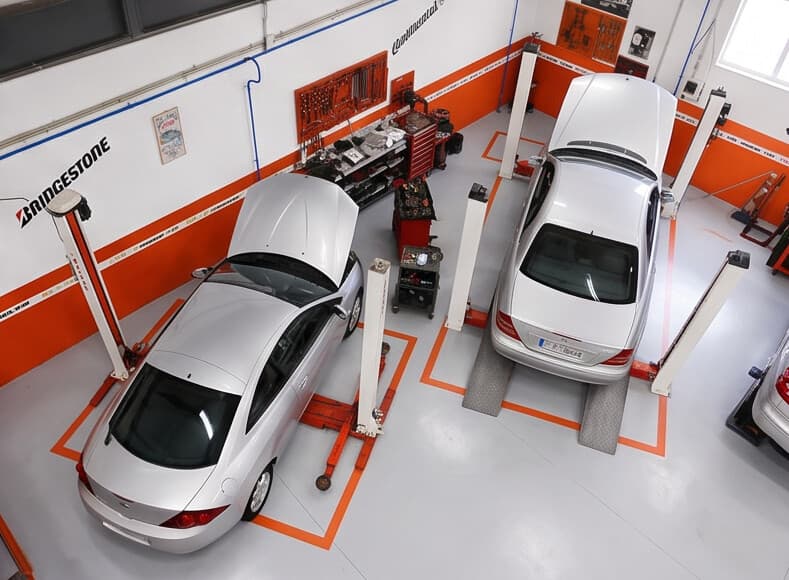 Equipo de diagnosis multimarca conectado a un coche en el taller de Verín